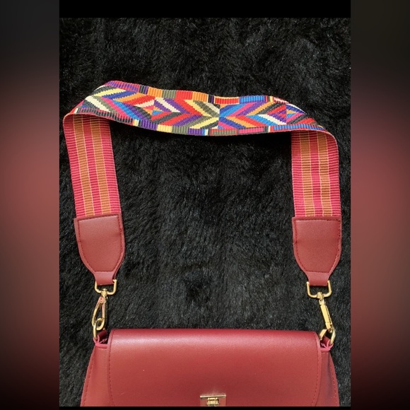 DAUNAVIA Women’s Red PU Leather w/ Tribal Strap PreOwned Great condition - Picture 2 of 11